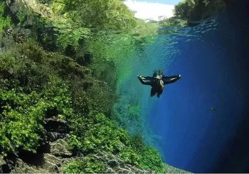 Quando a Lagoa Misteriosa abre para passeios?