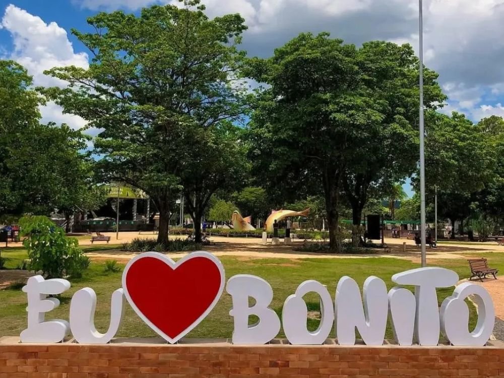 Letreiro turístico “Eu amo Bonito” em praça central, ponto ideal para fotos e descanso no planejamento de quantos dias ficar em Bonito MS.