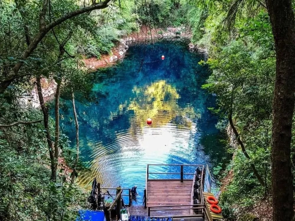 Deck de acesso a lago azul em Bonito MS, ponto de mergulho em cenário preservado, ideal ao montar roteiro de quantos dias ficar.